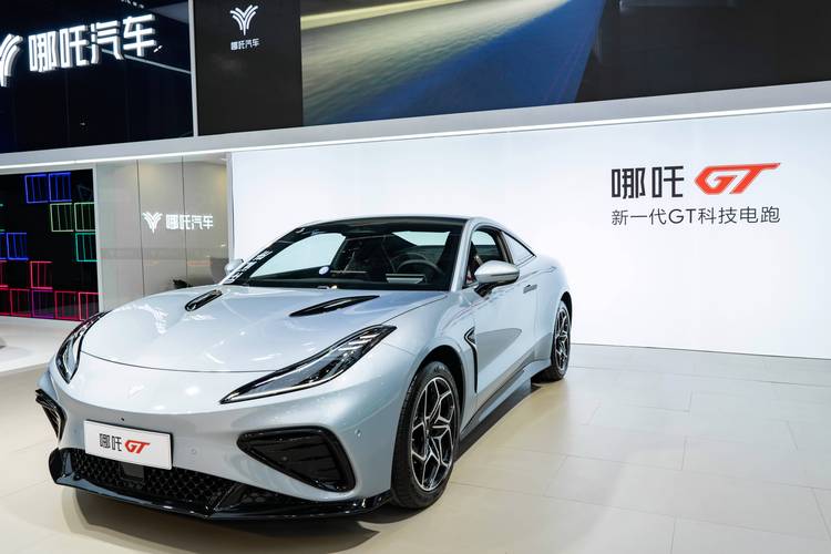 东莞277哪吒汽车在智能汽车领域的表现，领途汽车在新能源汽车市场中的影响力